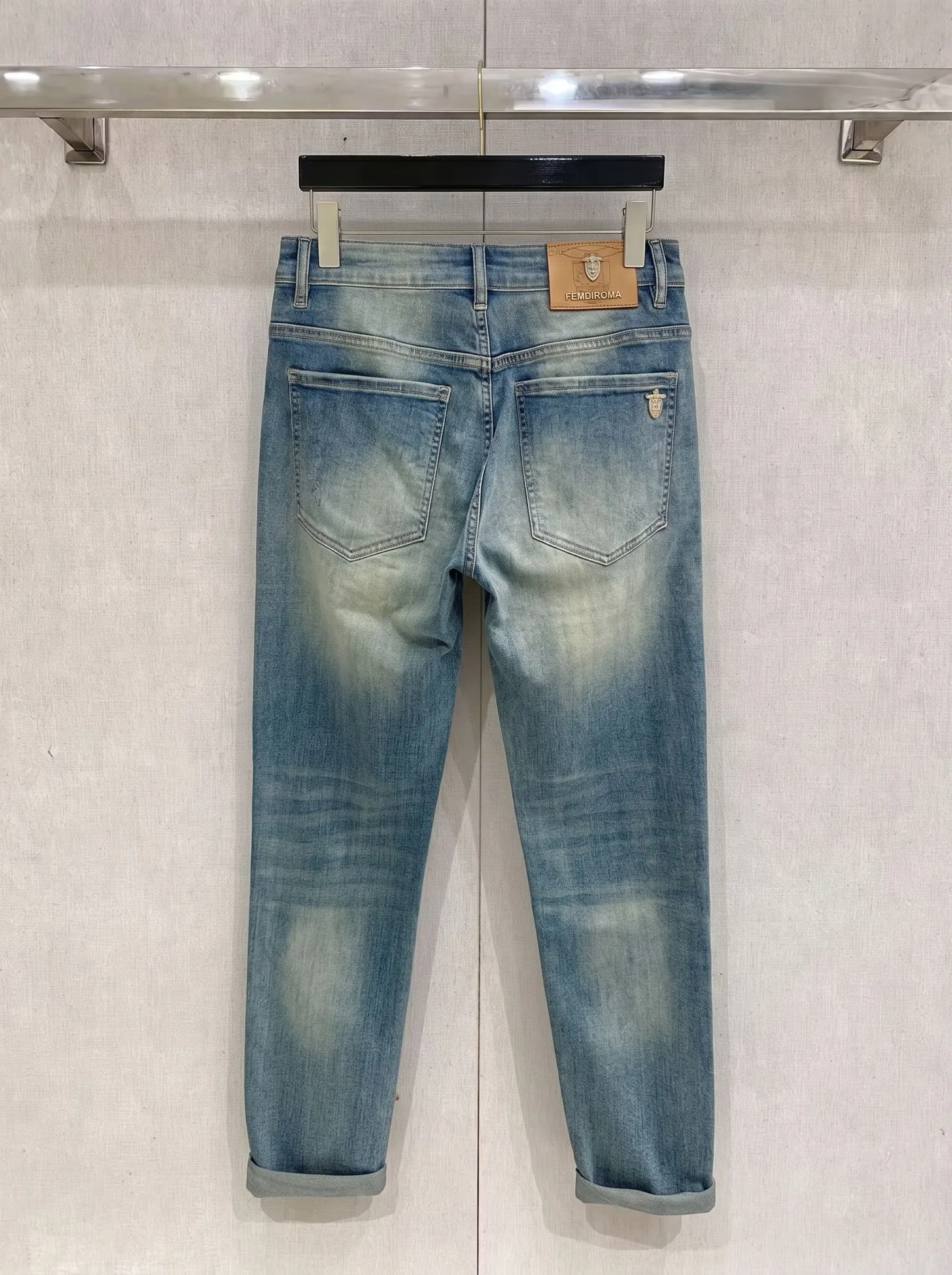 LP's latest 2036 spring and summer new casual jeans for men! Heavy duty washed jeans! Customized fabrics are softer and more comfortable than ordinary denim fabrics! Ultra-heavy industrial washing process and dual-process washing. The entire pair of pants has a comfortable hand feel, and the level of fineness and breathable effect are top-notch. All hardware brand logos are custom-made, and the materials are selected with the best attributes. A good pair of jeans, the focus is on the fabric! The elasticity of the fabric is very good and the comfort is great! The fabric density is very high! ! The imported texture is very powerful! The low-key design style is simple and elegant! 28-38 (no 37)
